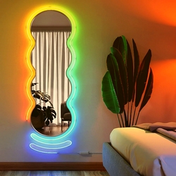 LED NEon oramovanie zrkadla na stene s farebnou liniou